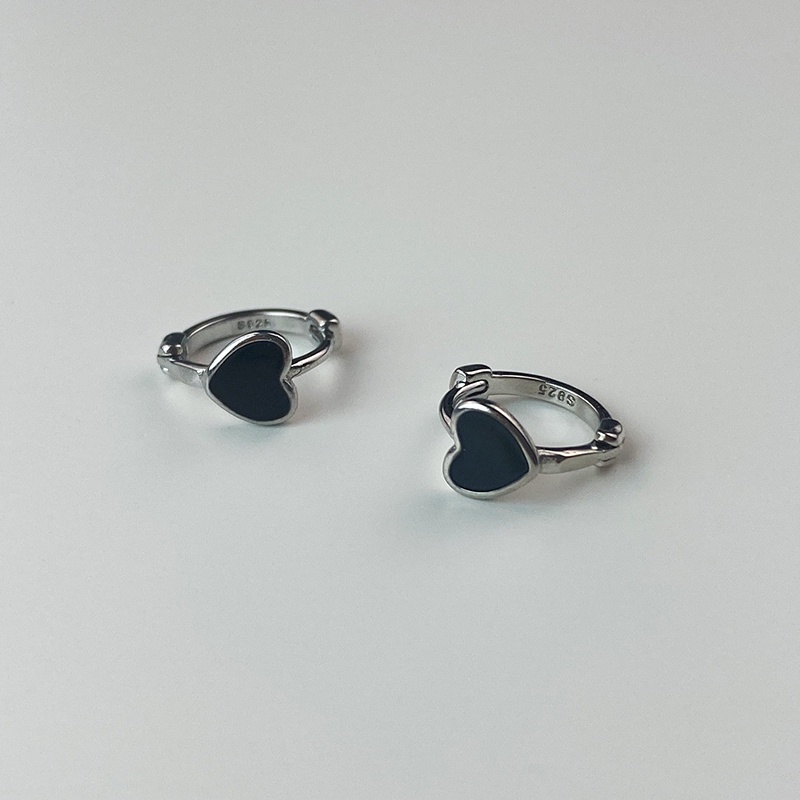 Anting Bentuk Hati Warna Hitam Gaya Retro Korea