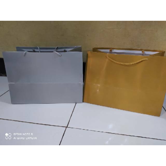 

Paper bag bronis bolu/bento/snak box 30 terlaris dan murah isi 12 pcs/silver dan gold