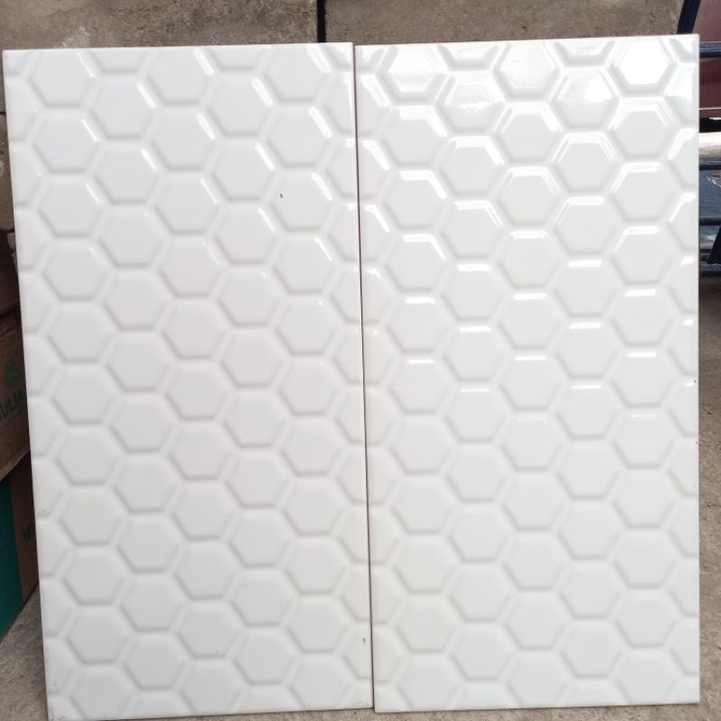 KERAMIK DINDING 25x50 GLOSSY PUTIH HEXAGON TIMBUL / KERAMIK DINDING KAMAR MANDI - DINDING DAPUR 25X5