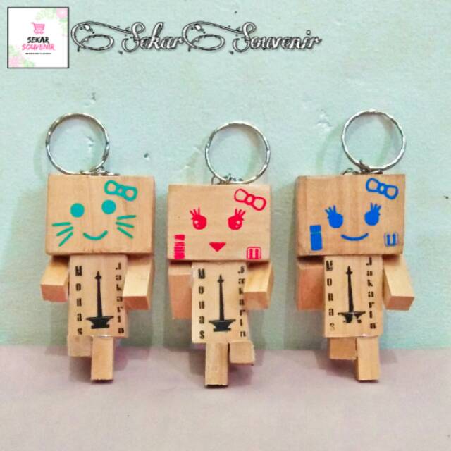 Gantungan Kunci Boneka Kayu Monas.