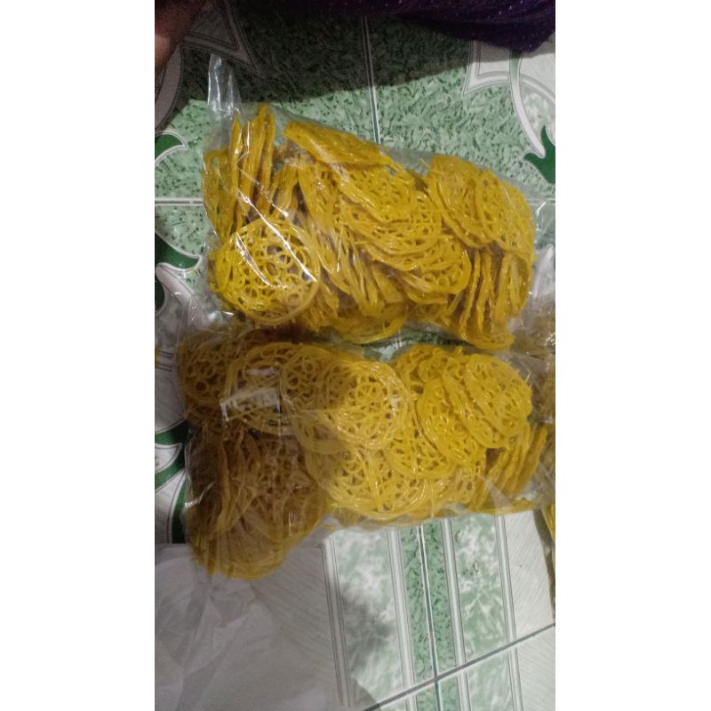 

kerupuk mie kuning mentah,ukuran kecil 250gram