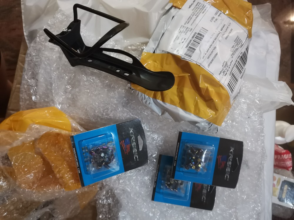 Holder Botol Minum Bahan Aluminium Untuk Sepeda Gunung