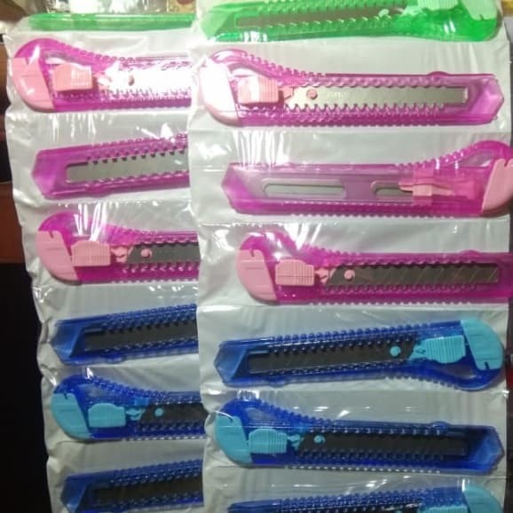 

Pisau Cutter Besar Warna Warni Cerah Tajam
