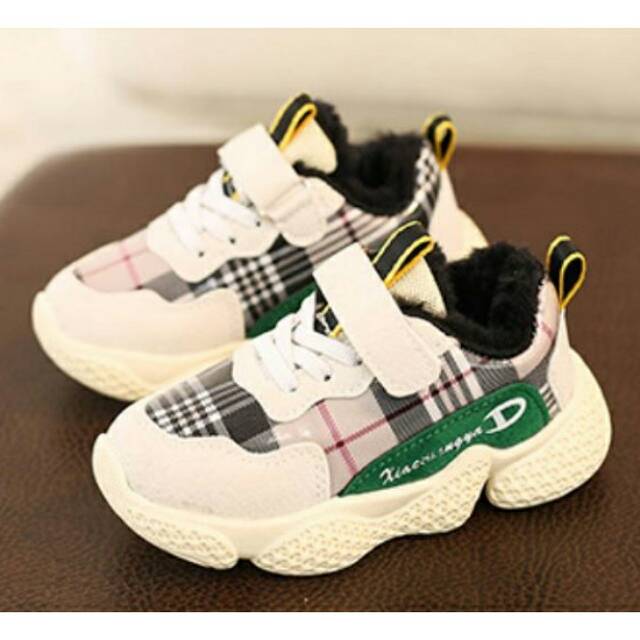 Sepatu sneakers anak (import)