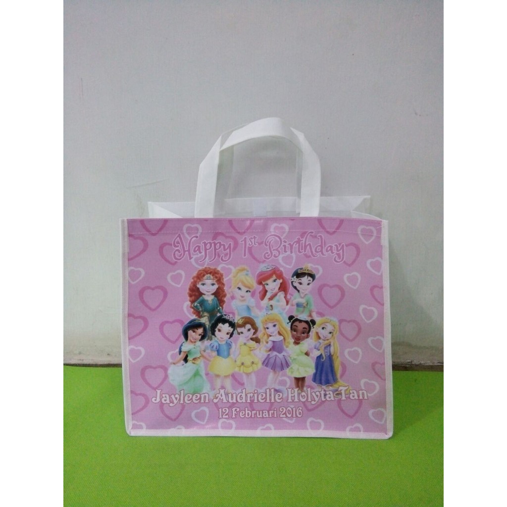 

Tas Souvenir Ulang Tahun Paling Murah se DUNIA Ukuran 20 x 25 x 14 ( muat nasi BOX KFC dan snack )