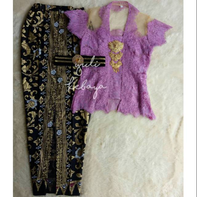 Set kebaya modifikasi warna ungu muda