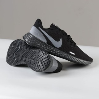 black nike trainers 5