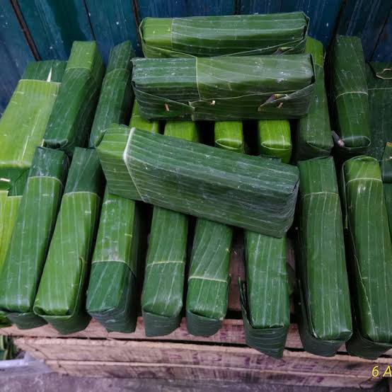 

Tempe selimut daun ukuran sedang, panjang 13,5 - 14 cm, berat 250 - 300 g