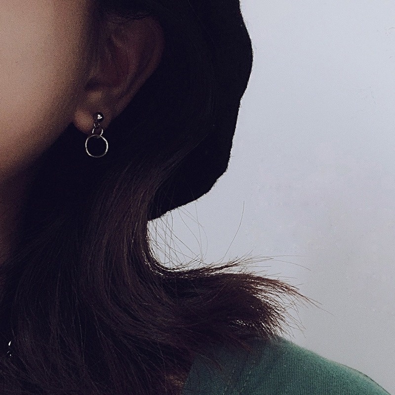 Roselife 1 Pasang Anting Tusuk Gantung Desain Geometri Bulat Kecil Gaya Casual / Simple Untuk Pria / Wanita
