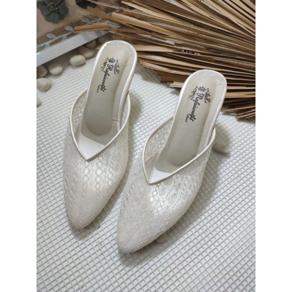 sepatu Johana warna putih tulang tinggi 7cm.lancip