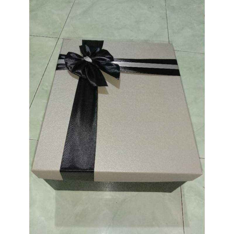 

Kotak kado / gift box besar ukuran 30 x 25 x 13 cm dan 30 x 25 x 15 cm