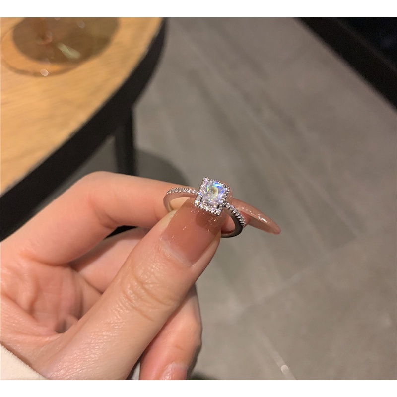 Cincin Bahan Alloy Lapis Silver / Gold Dengan Berlian Imitasi Bentuk Kotak Untuk Wanita
