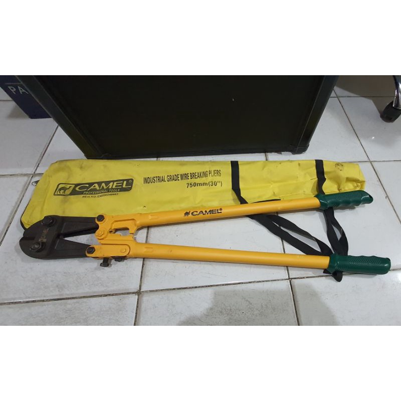 

Bolt Cutter / Gunting Besi Beton 30" CAMEL