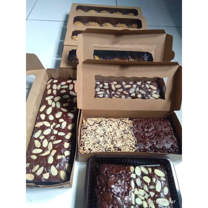 

Brownies Shiny Crust Ukuran S 10 x 10 cm/Brownies Panggang/Camilan Kue Basah