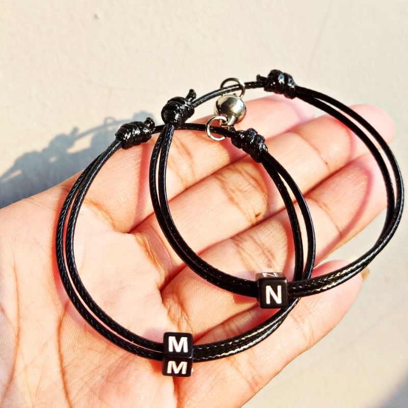 GELANG TALI HURUF DADU HITAM / GELANG INISIAL MAGNET / GELANG DADU / GELANG PASANGAN NAMA HURUF