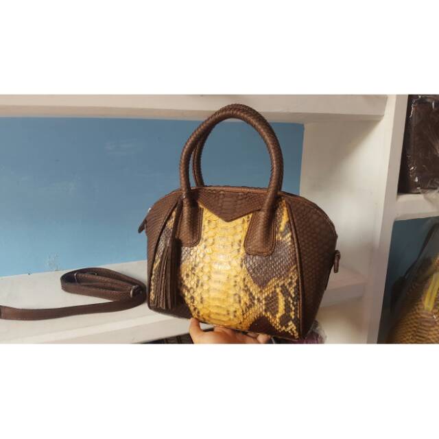 Tas kulit ular asli