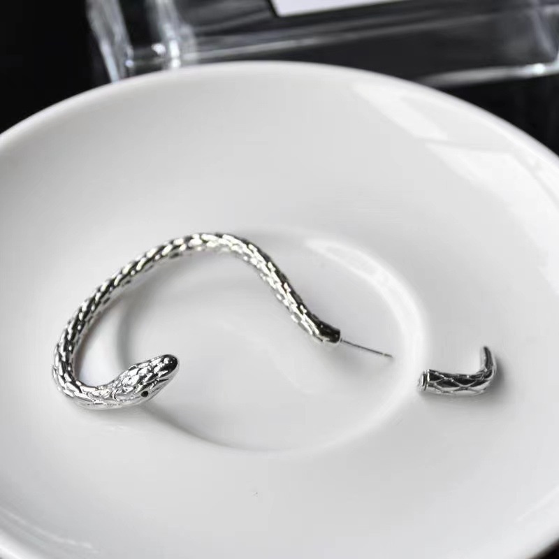 Anting Klip Bentuk Ular Warna Silver Gaya Punk Hip-Hop Retro Minimalis Vintage Untuk Wanita