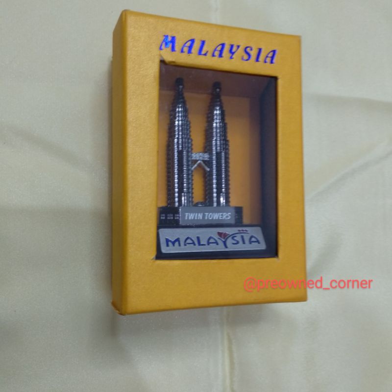 Miniatur menara kembar Petronas twin tower