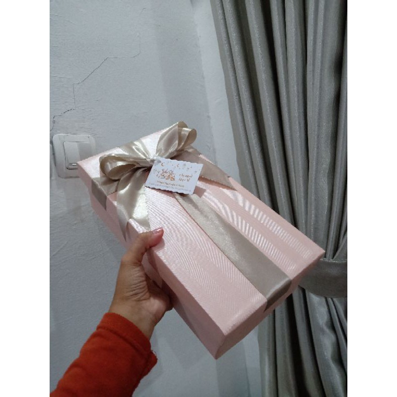 

kotak kado / box gift ukuran luar 30x15 tinggi 8cm