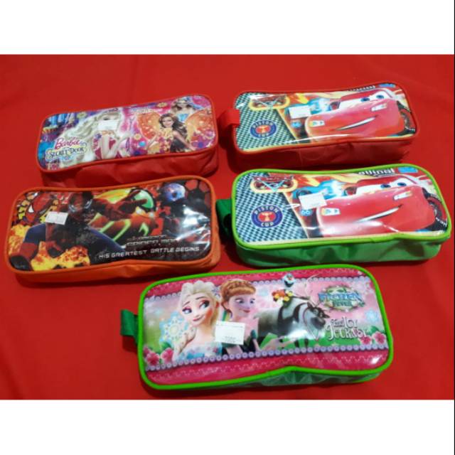 

Kotak Pensil Karakter Kain Karakter