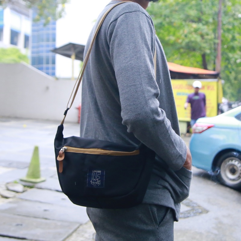 Tas Selempang Pria Wanita Cowok Cewek Waist Bag Waistbag Stylish Simple Polos Casual Santai - LangFord