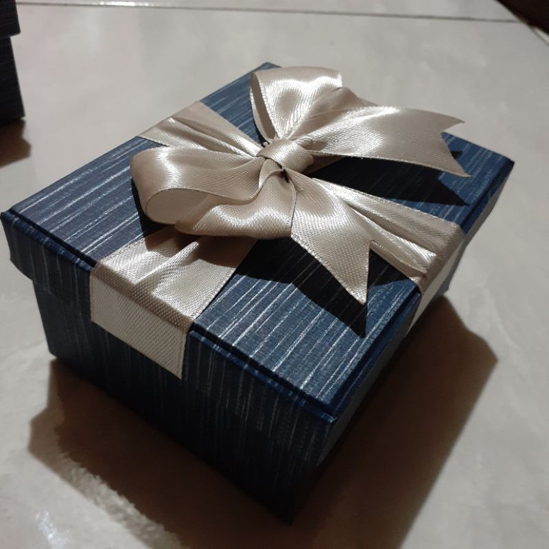 BOX KADO NAVY HARDBOX BIRU TUA PITA SILVER KOTAK KADO