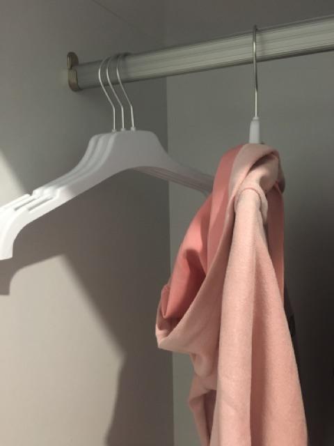 Hanger Plastik Putih Glossy Dengan Hook Metal Kerenn