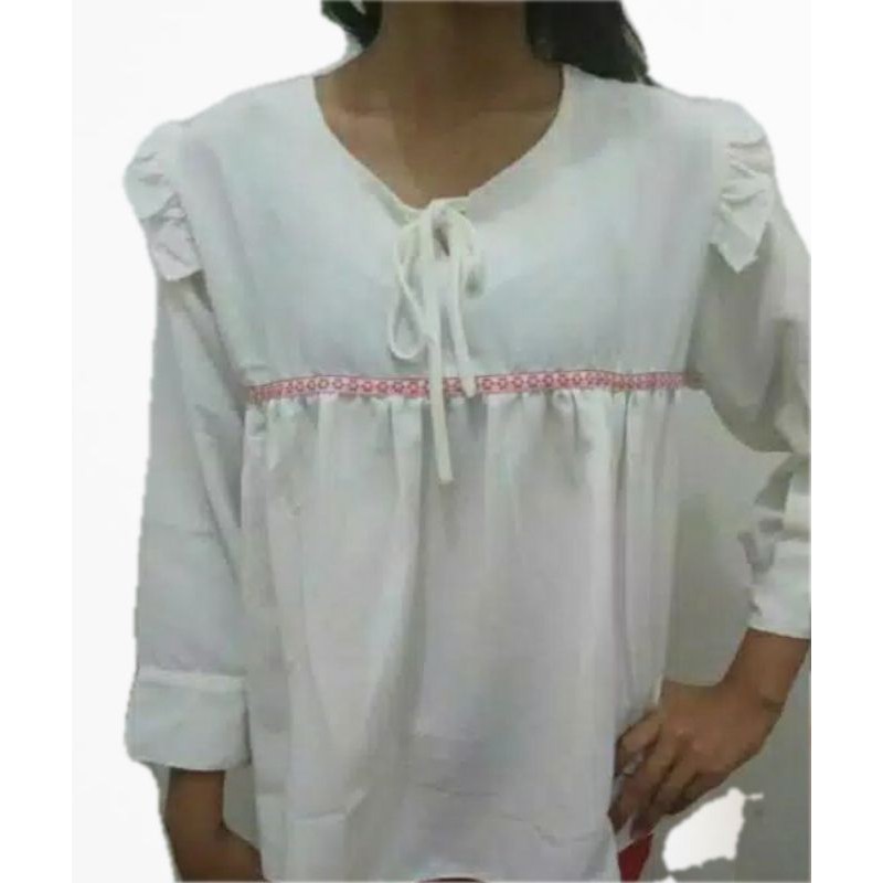 Blouse putuh wanita pita renda dada