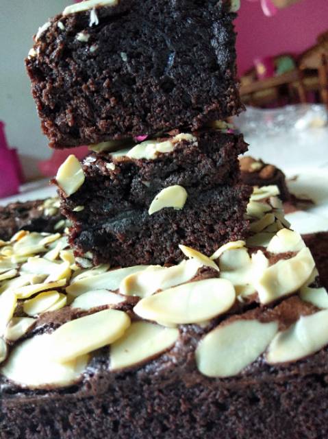 

Fudgy brownies full almond