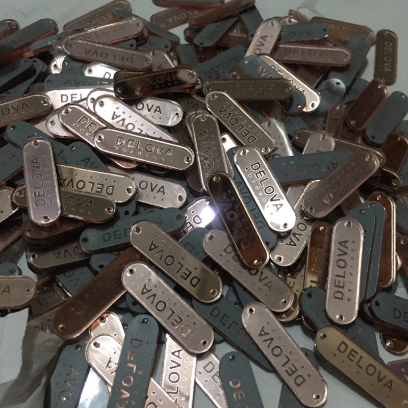 Delova Wardrobe - Logo Plat Merk Premium