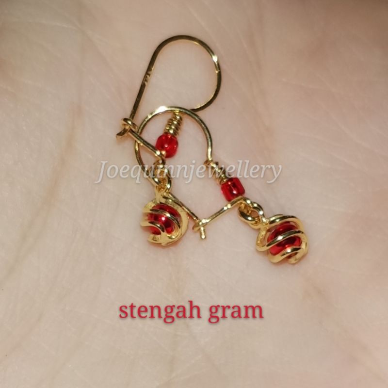 Anting mutiara kecil emas muda