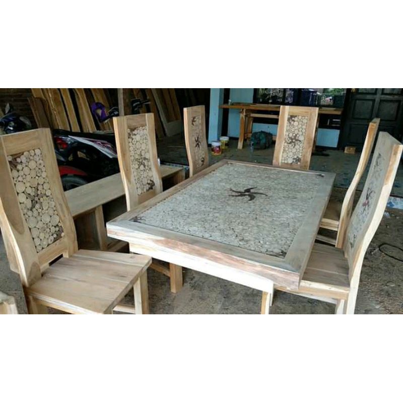 meja makan koin kayu jati.