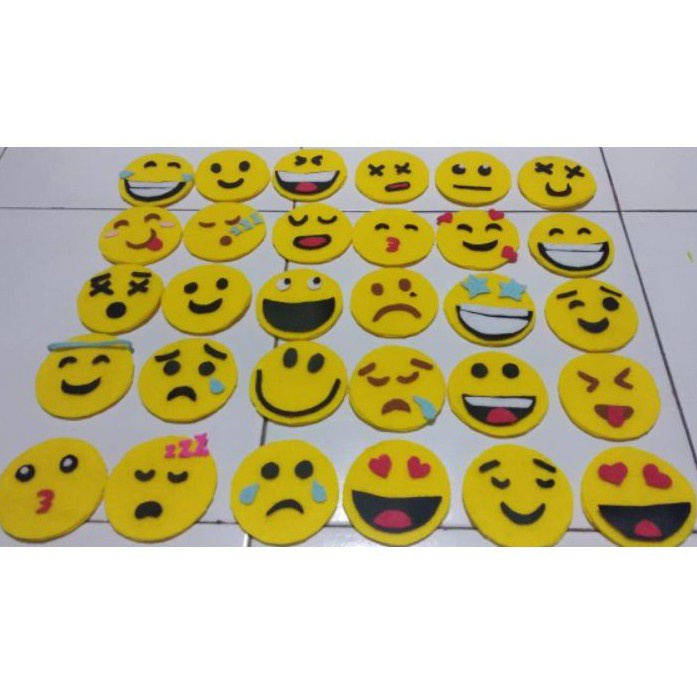 

Amplop Lebaran Karakter Smile Dari Kain Flanel