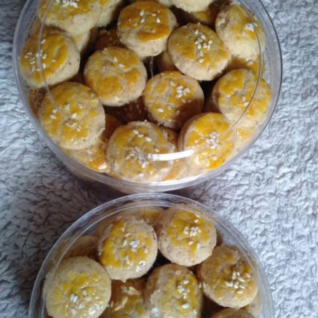 

Kue kacang lumer rasan lembut manis renyah gurih dan ennak nhhh di jamiiinn halalll selalu baru dn..