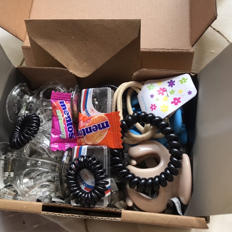 

Hampers box | Gift box | Kado ulang tahun | aksesoris set