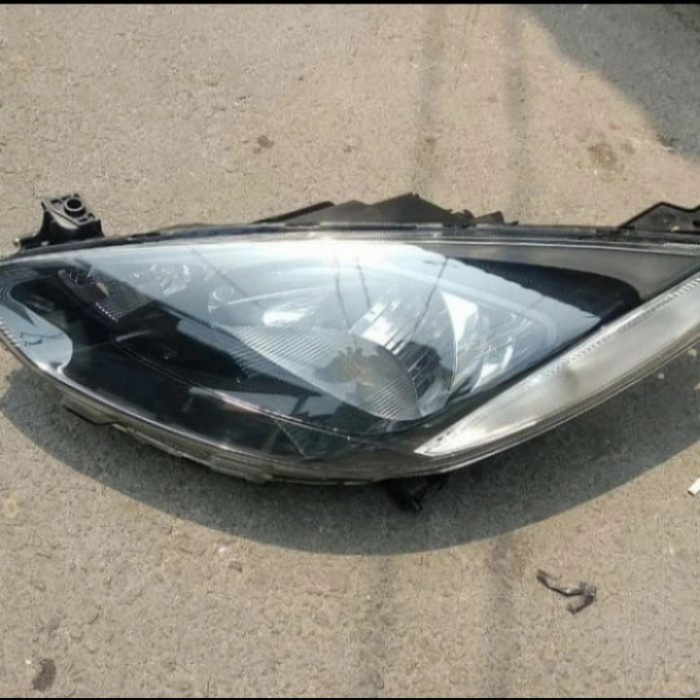{BEKAS} HEADLAMP LAMPU DEPAN MAZDA 2 2012 Berkualitas