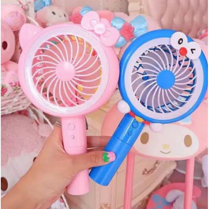 Kipas angin berdiri portable karakter LED standing mini fan rechargeable hello kitty doraemon