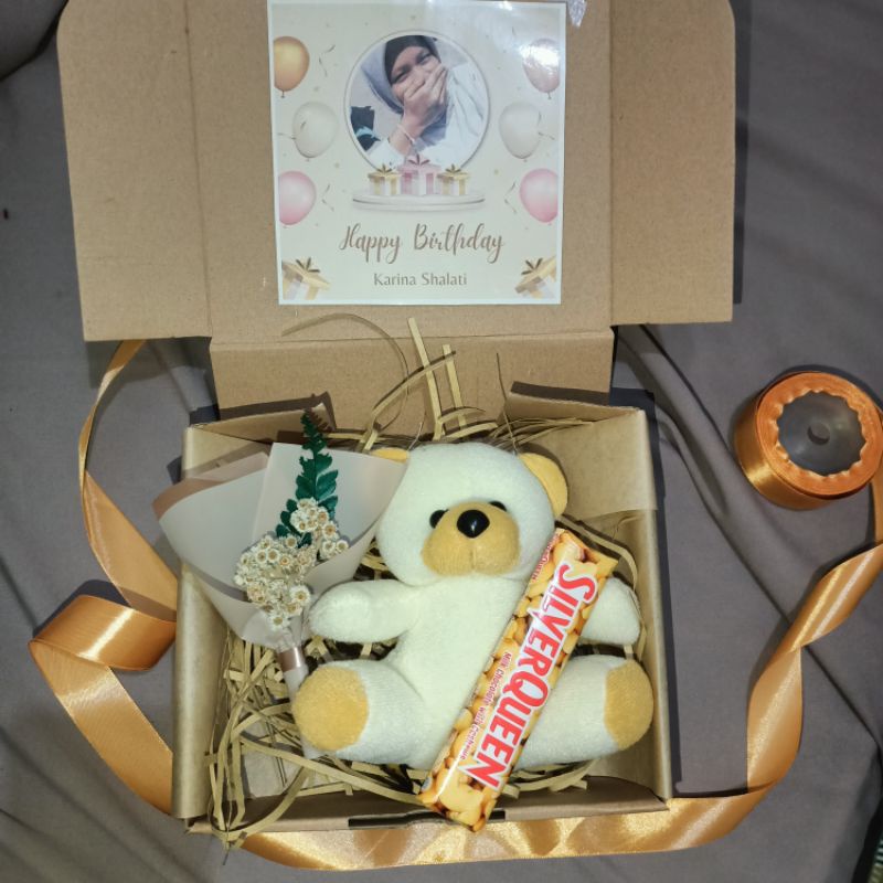 Mini Gift Box Hampers Kado Ulang tahun Wisuda / Hampers Snack Silverqueen Boneka Bucket Mini