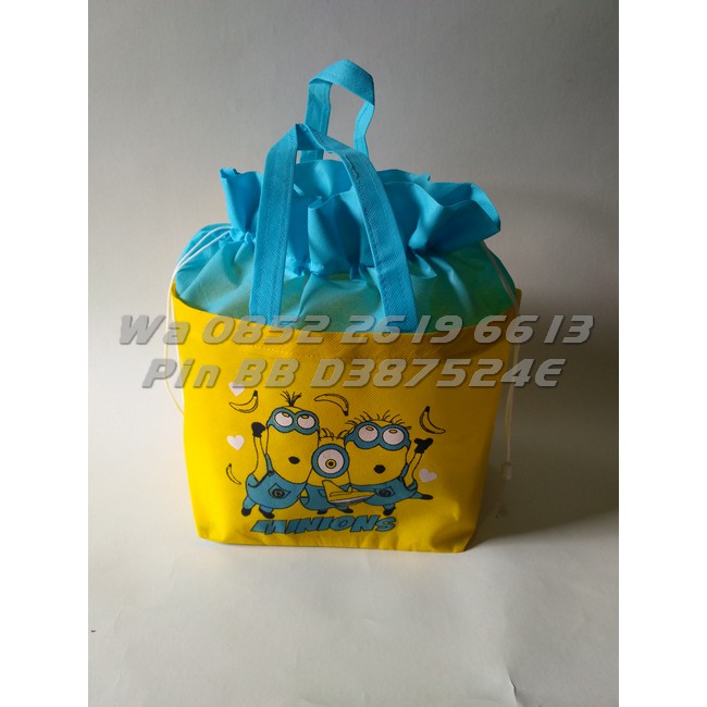 

Tas Ulang Tahun Anak Kartun MINION | Tas Serut Box Nasi Ukuran 20x20cm