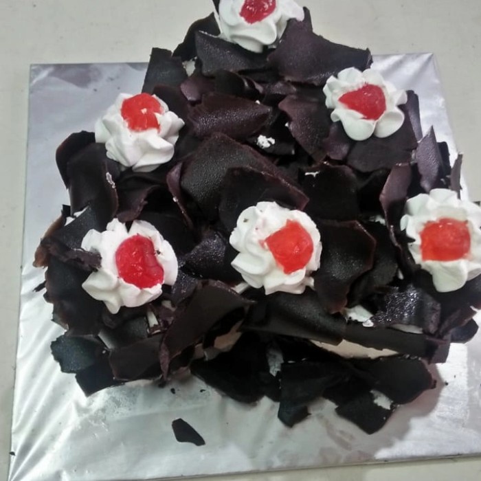 

kue ulang tahun black forest /black forest bentuk love UK 15cm