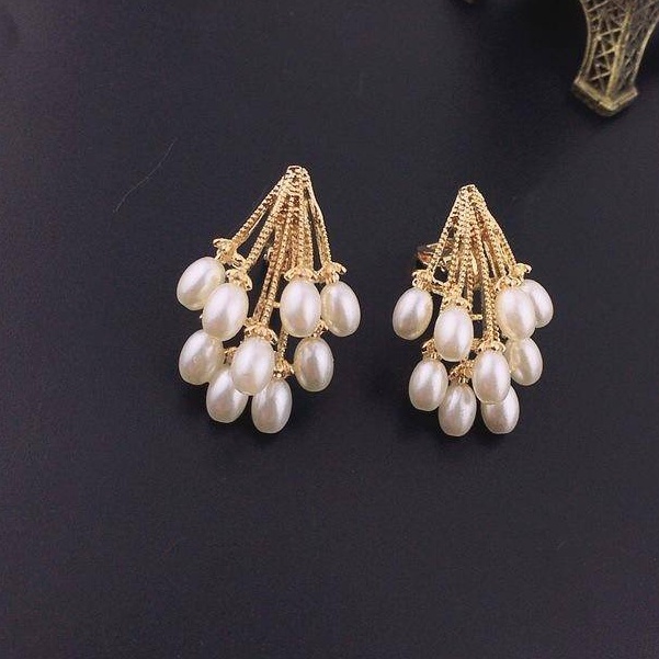 Anting Klip Lapis Emas Aksen Mutiara Untuk Wanita