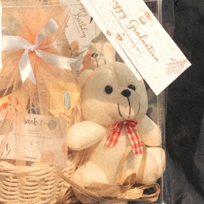 

COD !! 5.5 HAMPERS TOTEBAG KERANJANG ROTAN TEDDY BEAR BIRTHDAY GRADUATION SIDANG HAMPERS UNIK KADO MURAH [KODE 875]