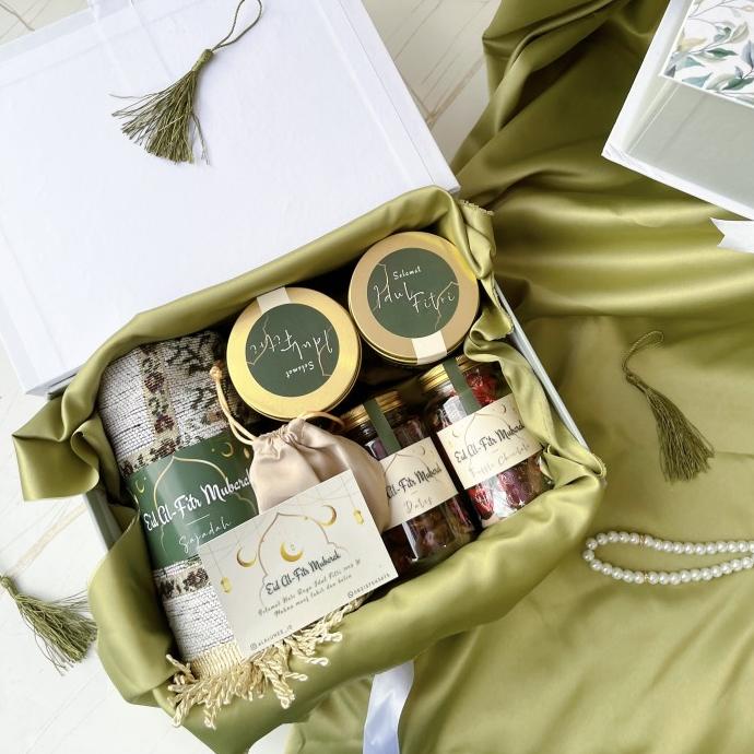 

Hampers Lebaran Kue Kering Kurma Sajadah Jaspart - Premium Sarahasana_