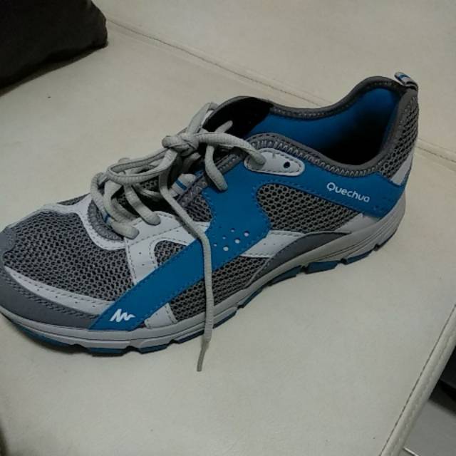 Sepatu running merk quechua asli