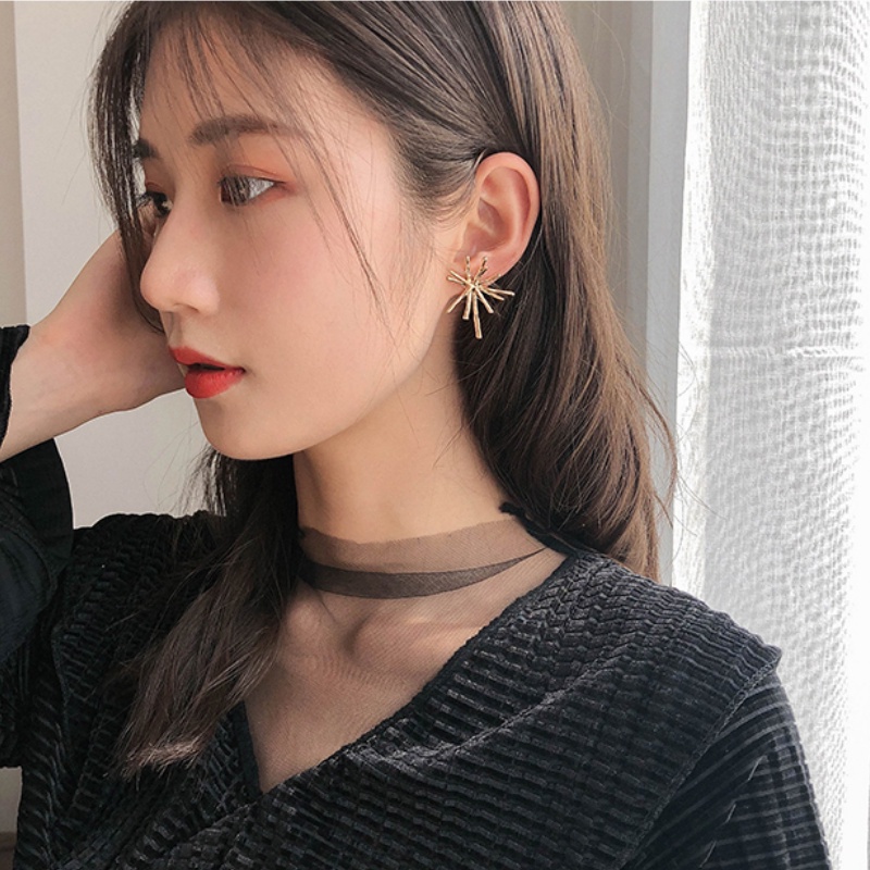 Anting Tusuk Bentuk Geometri Asimetris Bahan Metal Gaya Retro Korea Untuk Wanita