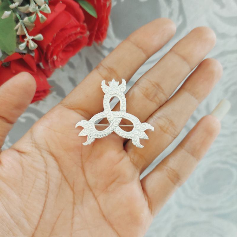 pin trisula, swastika, ongkara