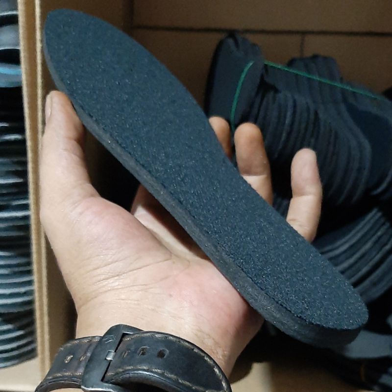 ALAS Sepatu hitam 8mm insole peninggi tumit