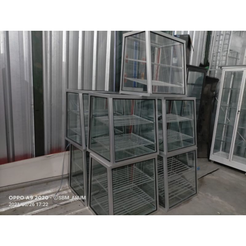 Etalase Kaca Meja