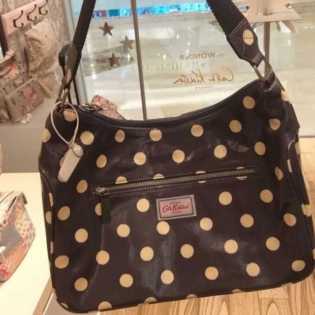 button spot curve shoulder bag