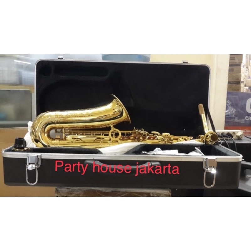 saxophone alto . alat musik saxophone alto